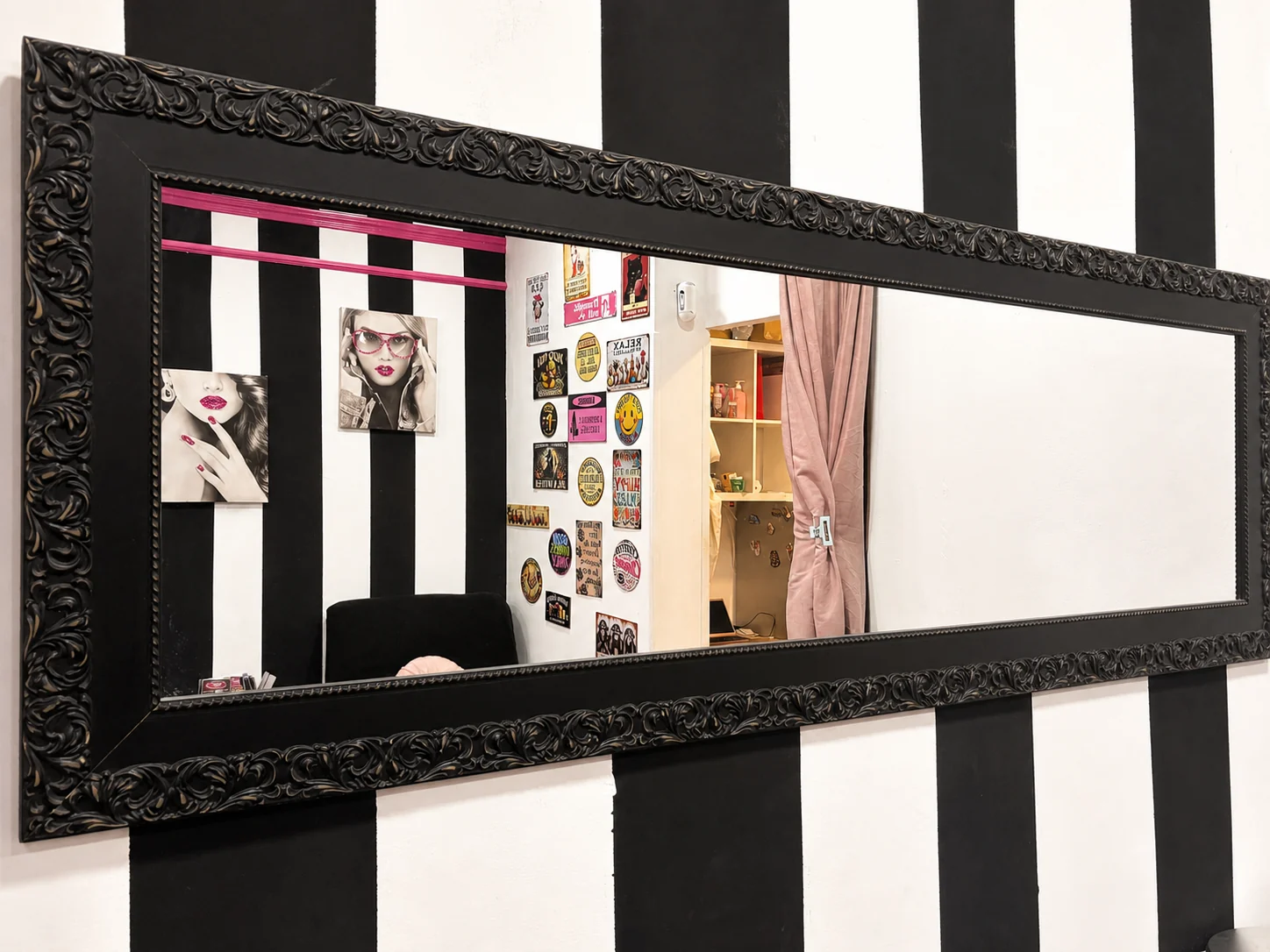 Gran espejo decorativo con el interior de Boulevard Nails reflejado