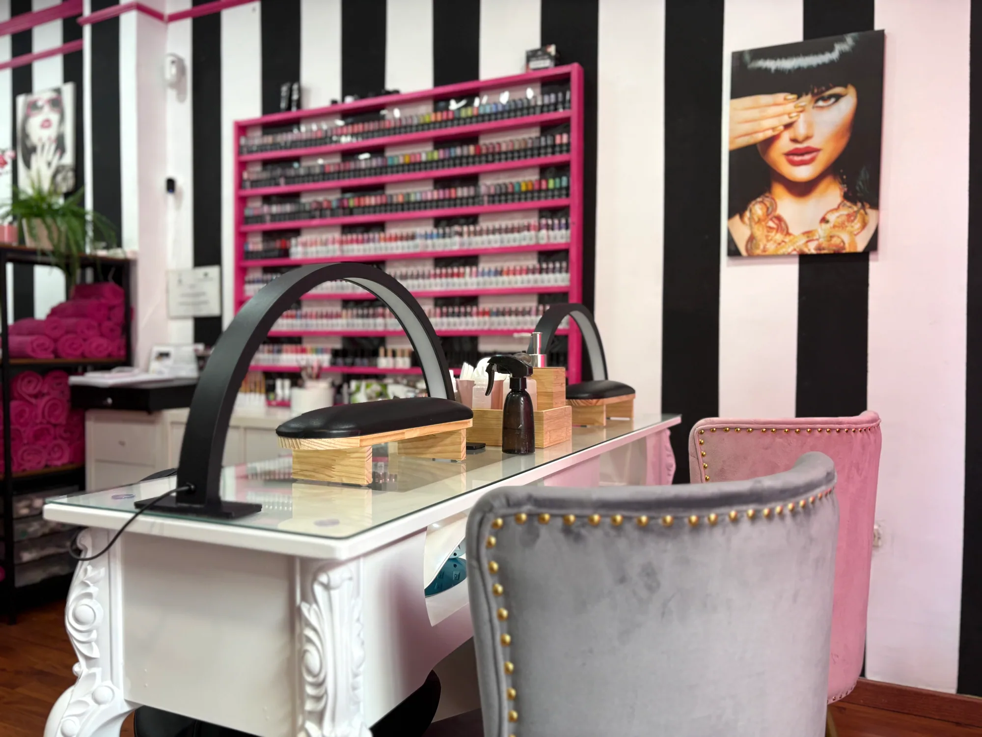 Zona de trabajo y esmaltes de Boulevard Nails