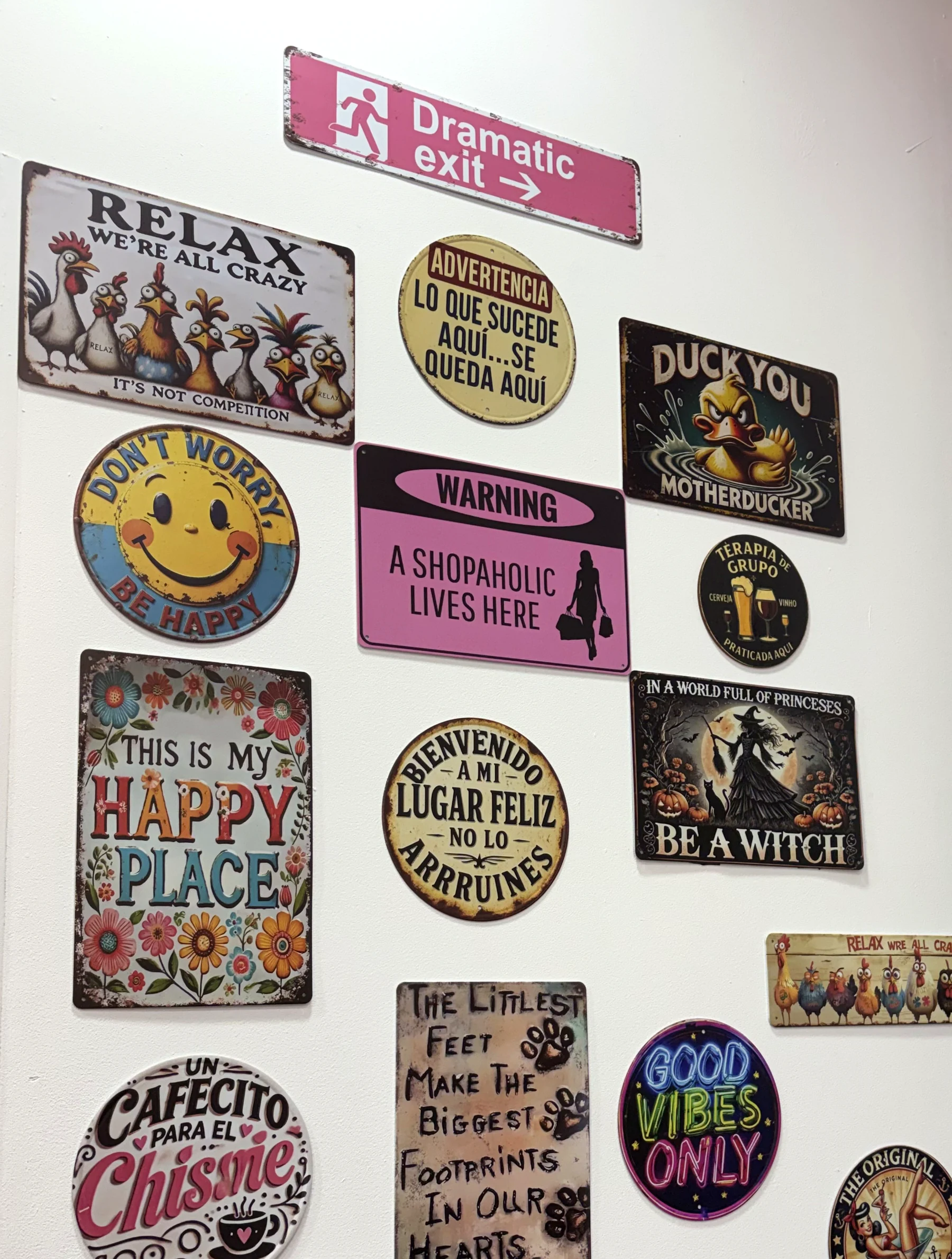 Pared de carteles decorativos y detalles rosas de Boulevard Nails