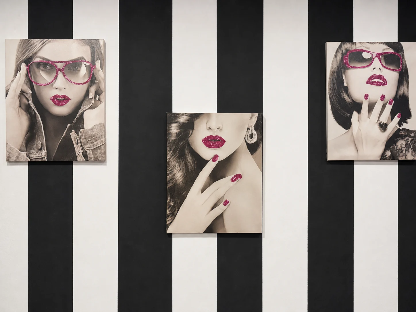 Pared de cuadros en blanco, negro y rosa de Boulevard Nails