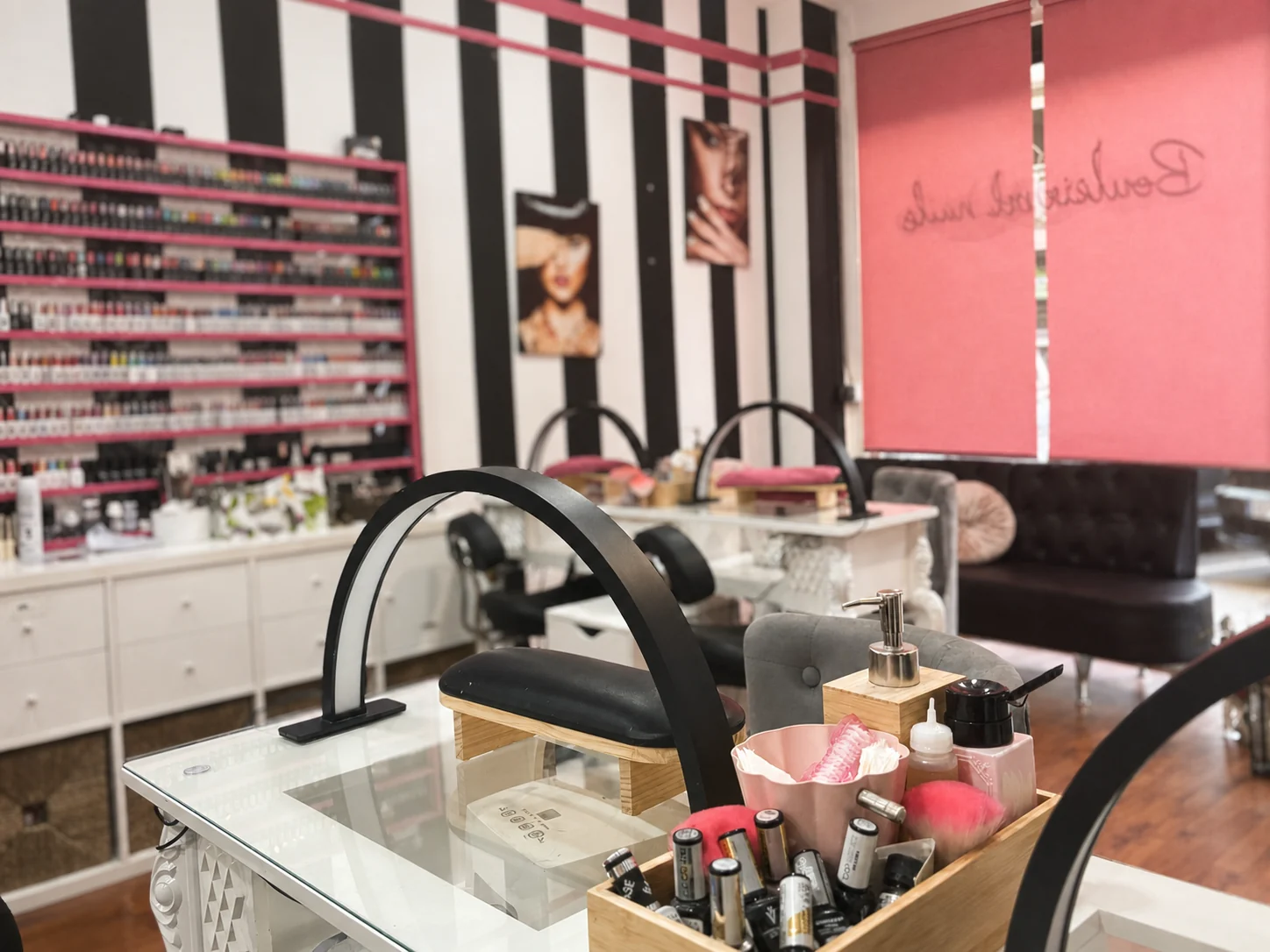 Puesto de manicura preparado en Boulevard Nails